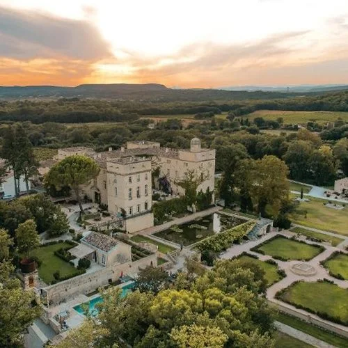 Domaine entouré de verdure près de Montpellier, vu du ciel